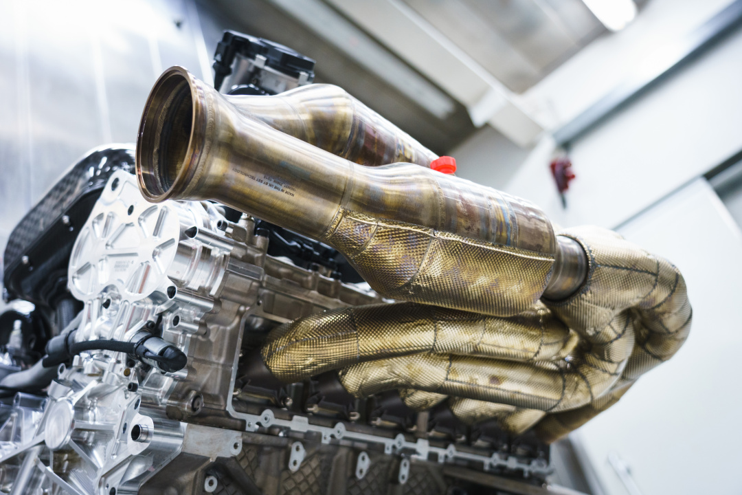 SMALL_Aston Martin Valkyrie Engine (13)